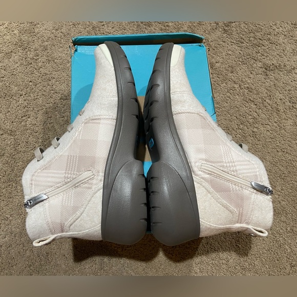 Bzees Kick Back Fabric Comfort Boots Women’s Size 10 M Stretch Fit Cushion Taupe - Picture 12 of 13